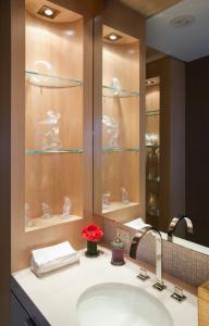 Luxury bathroom by Chryssa Wolfe